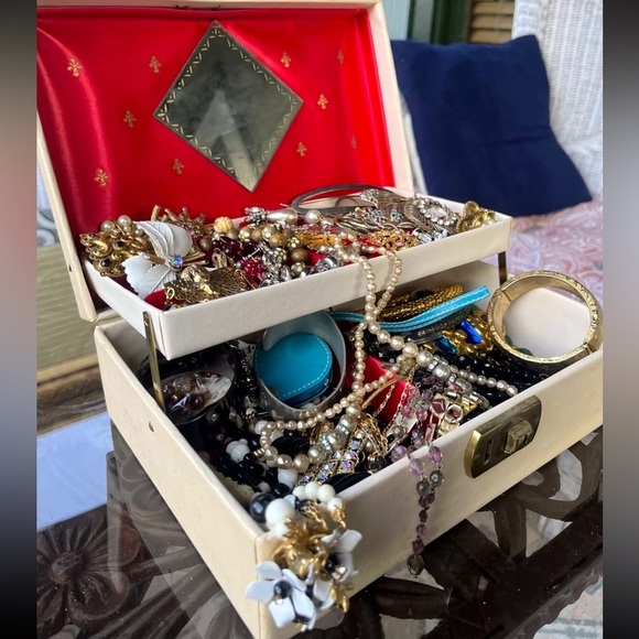 ⚜️ Luxury Jewelry Mystery Box | $99/LB Curated & Unsearched Vtg Estate Lots ⚜️ - Picture 3 of 6